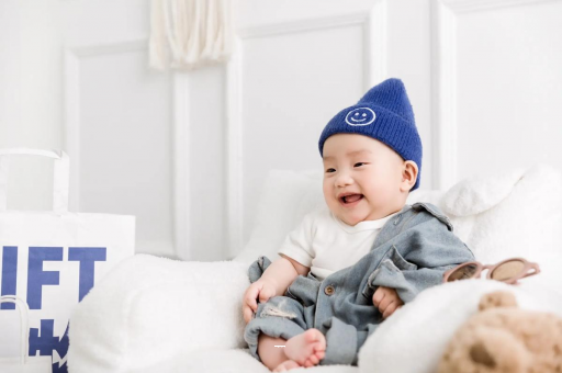 日土宝宝吃奶蹬腿烦躁扭动